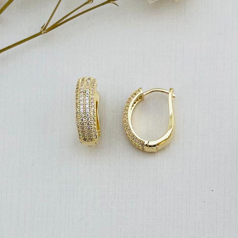 05.2860.1.O - Argola com frente estilo de quatro colunas cravejadas e atras em U fino lino