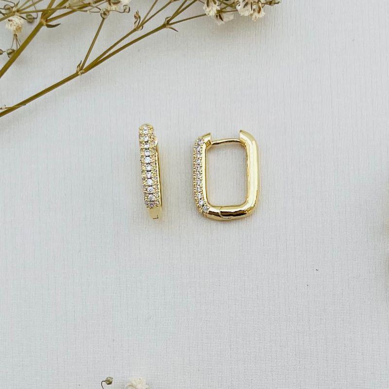 05.2861.1.O - Argola retangular em tudo oval com frente cravejada e atras liso