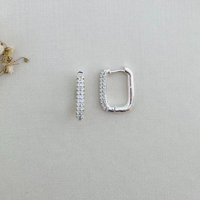 05.2861.1.S - Argola retangular em tudo oval com frente cravejada e atras liso