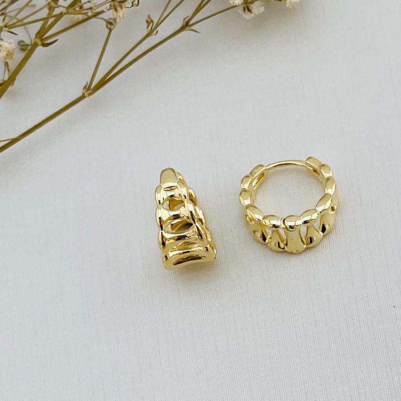 05.2865.0.O - Argola triangular em desenho de gravata lisa em tamanho crescente