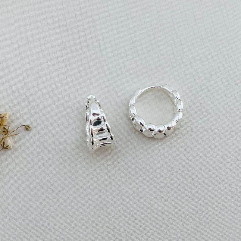 05.2865.0.S - Argola triangular em desenho de gravata lisa em tamanho crescente