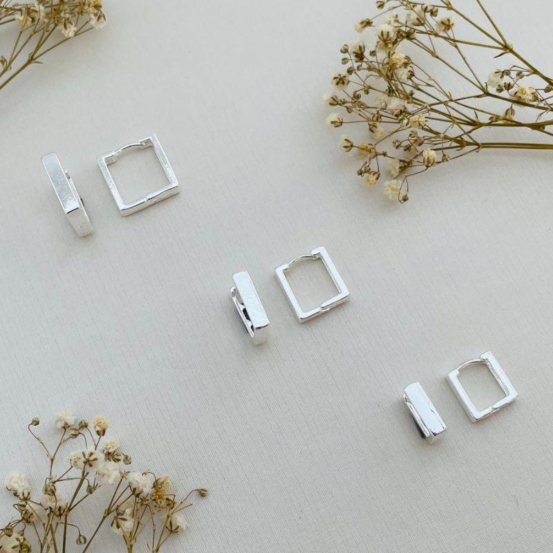 05.2869.0.S - Trio de argola quadradas em tubo liso reto com bordas retas