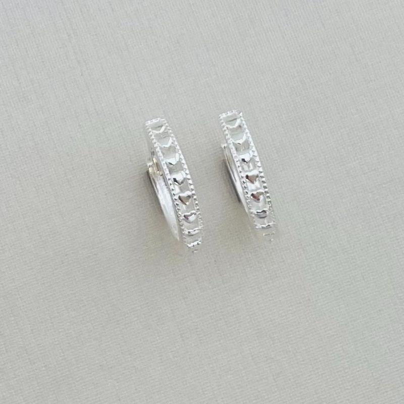 05.2875.0.S - Argola fina de micro corações com borda em spike