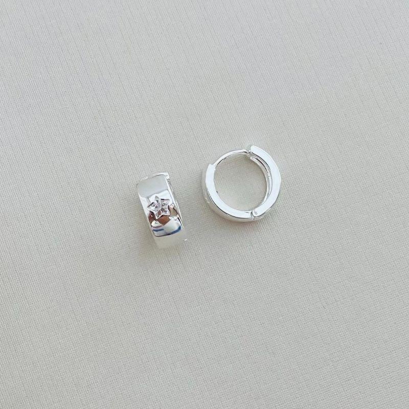 05.2877.1.S - Argola de borda reta com zircônia estrela em cravação gipsy