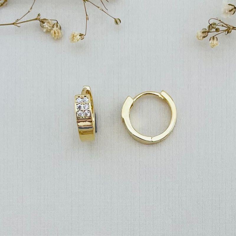 05.2878.1.O - Argola de borda reta com parte superior cravejada com seis zircônia