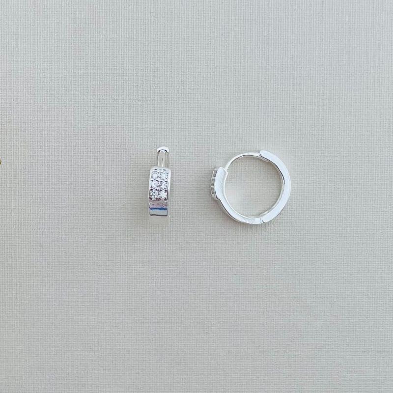 05.2878.1.S - Argola de borda reta com parte superior cravejada com seis zircônia