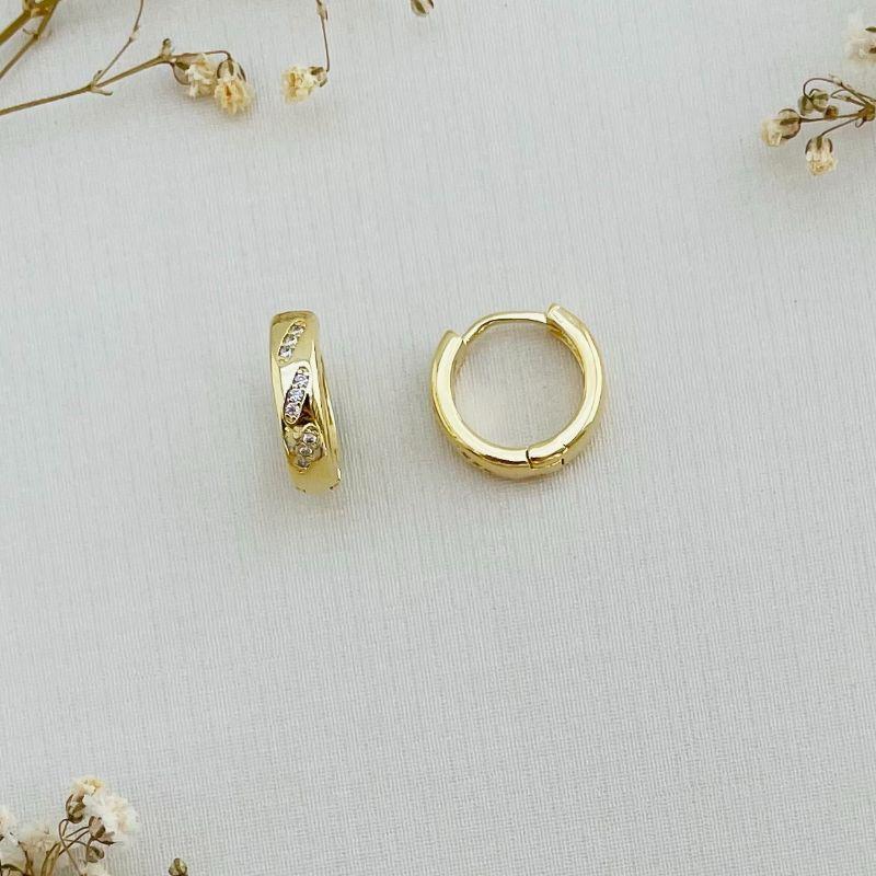 05.2888.1.O - Argola de tres traços verticais cravejados em tudo liso com borda arredondada