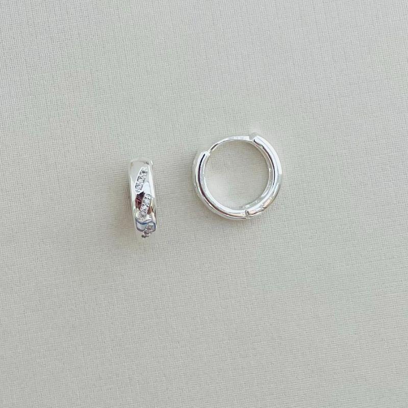 05.2888.1.S - Argola de tres traços verticais cravejados em tudo liso com borda arredondada