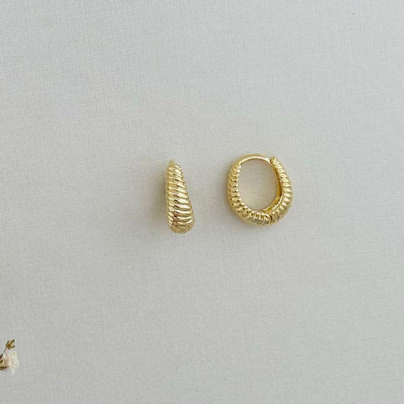 05.2889.0.O - (Tam. M) Argola formato gavião longo em efeito torcida