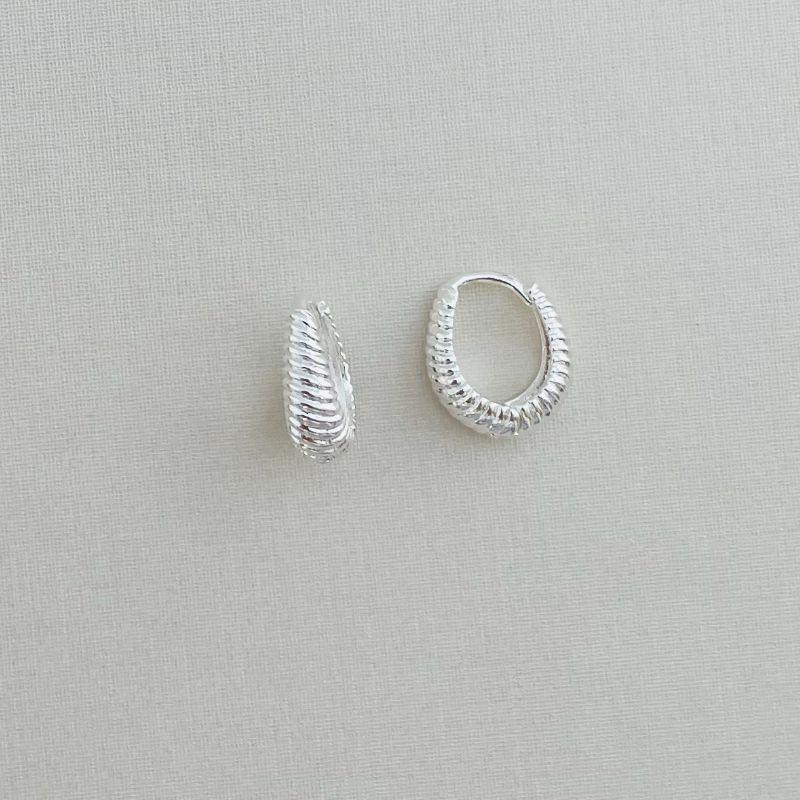 05.2889.0.S - (Tam. M) Argola formato gavião longo em efeito torcida