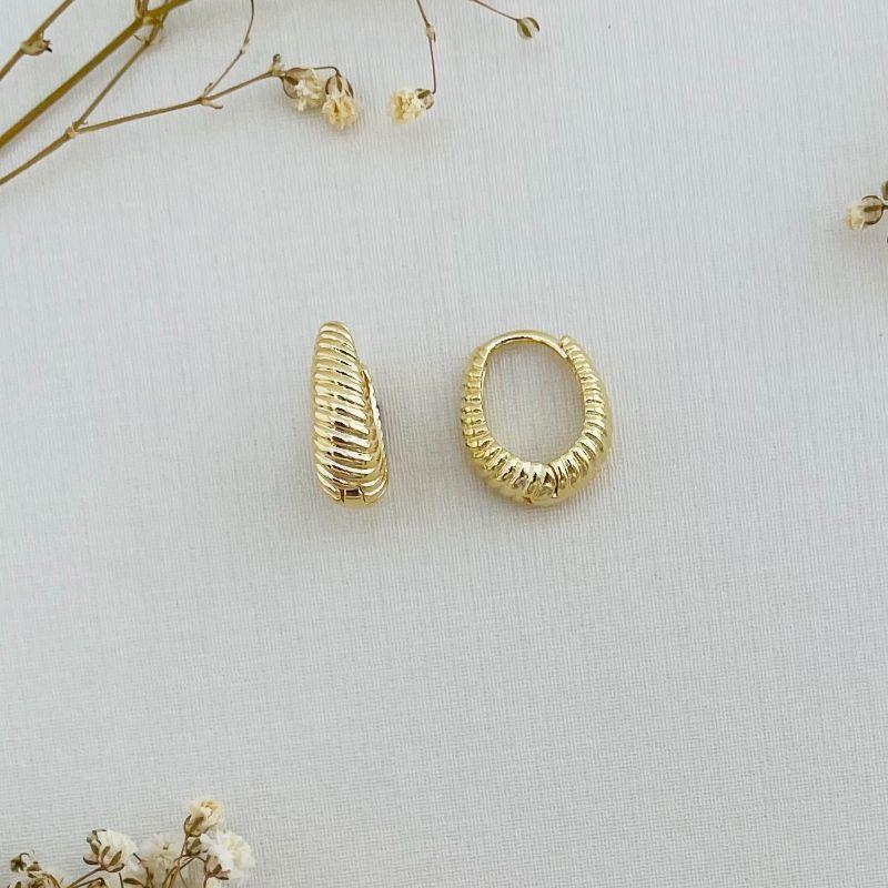 05.2890.0.O - (Tam. G) Argola formato gavião longo em efeito torcida