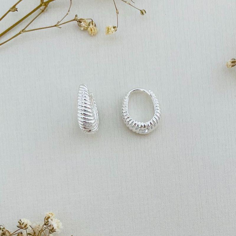 05.2890.0.S - (Tam. G) Argola formato gavião longo em efeito torcida