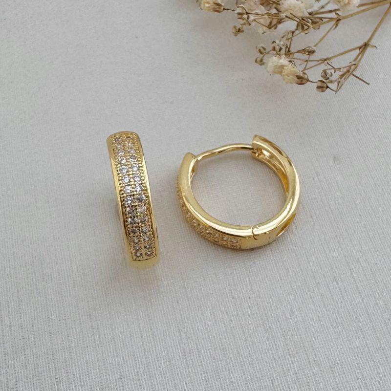 05.2891.1.O - Argola de duas colunas cravejadas com borda larga lisas e atras vazado em gotas