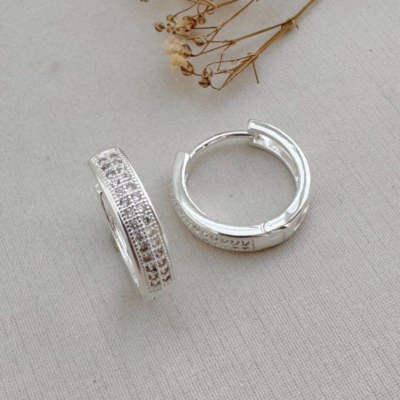 05.2891.1.S - Argola de duas colunas cravejadas com borda larga lisas e atras vazado em gotas