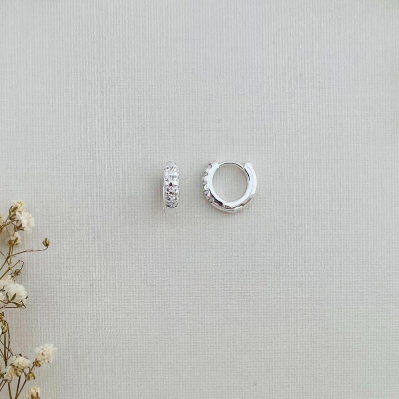 05.2893.1.S - (Tam. M) Argola de formato classico com barras horizontais cravejadas