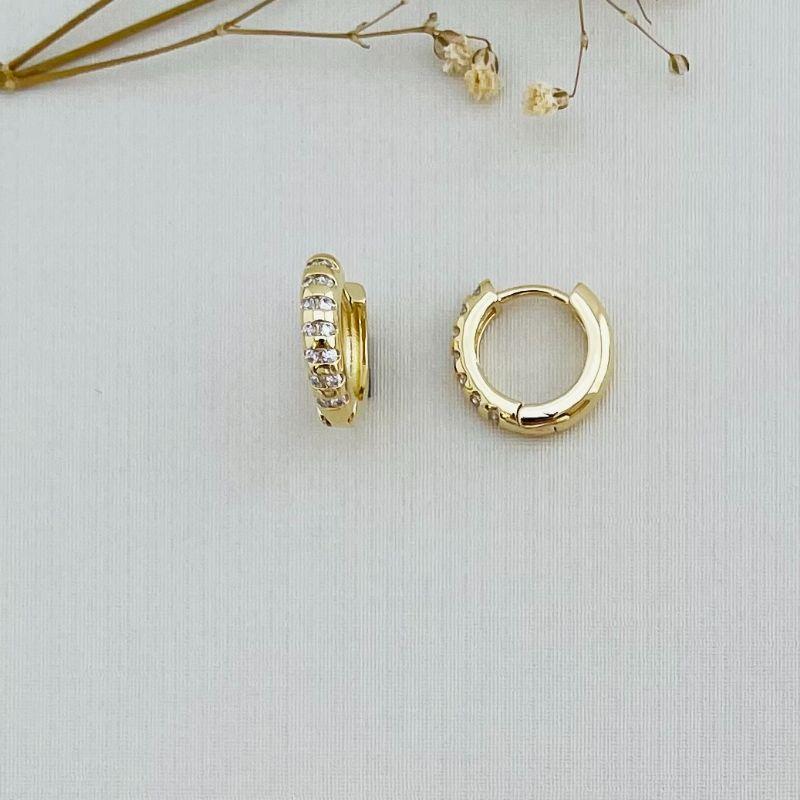 05.2894.1.O - (Tam. G) Argola de formato classico com barras horizontais cravejadas