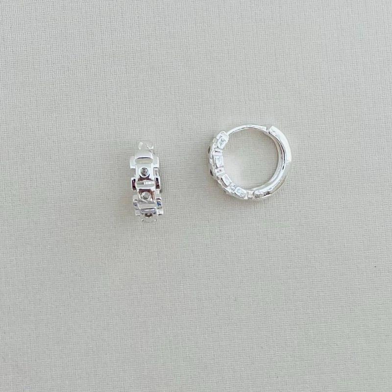 05.2899.1.S - Argola com parte frontal em efeito malha agrafe com pontos de luz