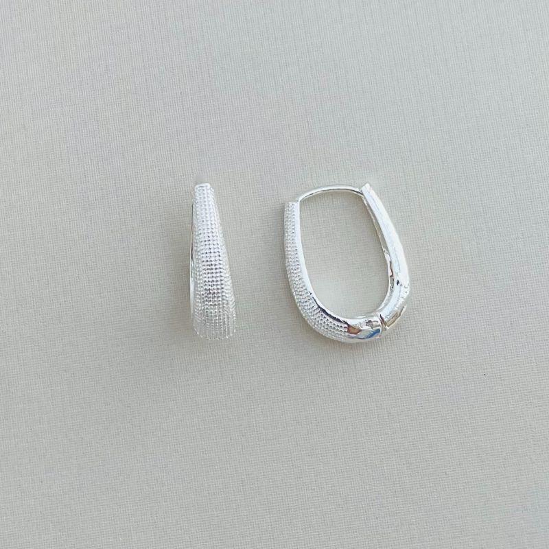 05.2900.0.S - Argola gavião longa com frontal em efeito em spikes