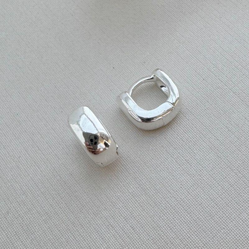 05.2901.0.S - (Tam. P) Argola quadrada demi larga de borda arredondada lisa