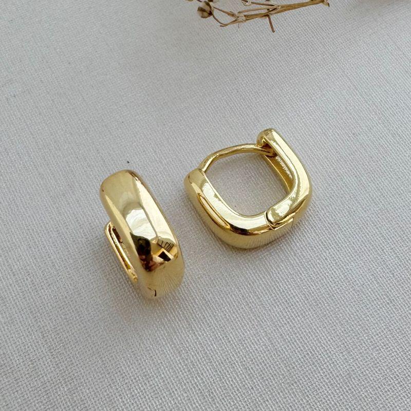 05.2902.0.O - (Tam. M) Argola quadrada demi larga de borda arredondada lisa