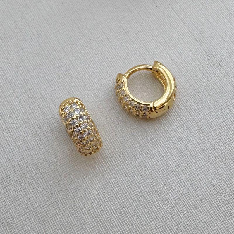 05.2904.1.O - (Tam. P) Argola estilo classica com frente cravejada e atras vazada em shamrock, trevo de quatro