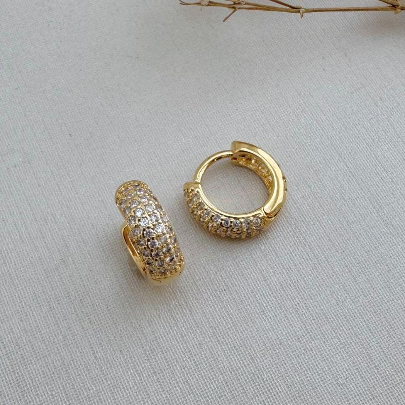 05.2905.1.O - (Tam. M) Argola estilo classica com frente cravejada e atras vazada em shamrock, trevo de quatro