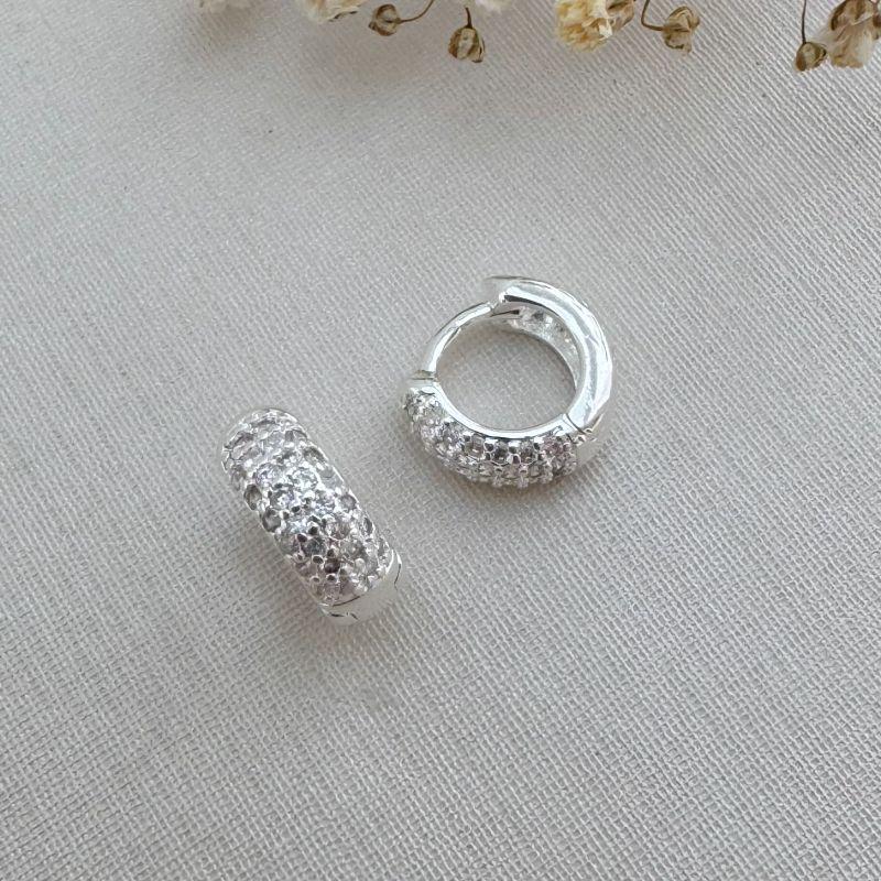 05.2905.1.S - (Tam. M) Argola estilo classica com frente cravejada e atras vazada em shamrock, trevo de quatro