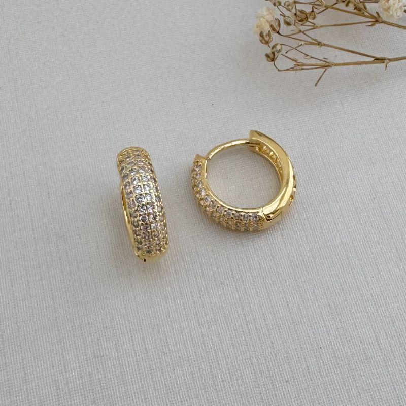 05.2906.1.O - (Tam. G) Argola estilo classica com frente cravejada e atras vazada em shamrock, trevo de quatro