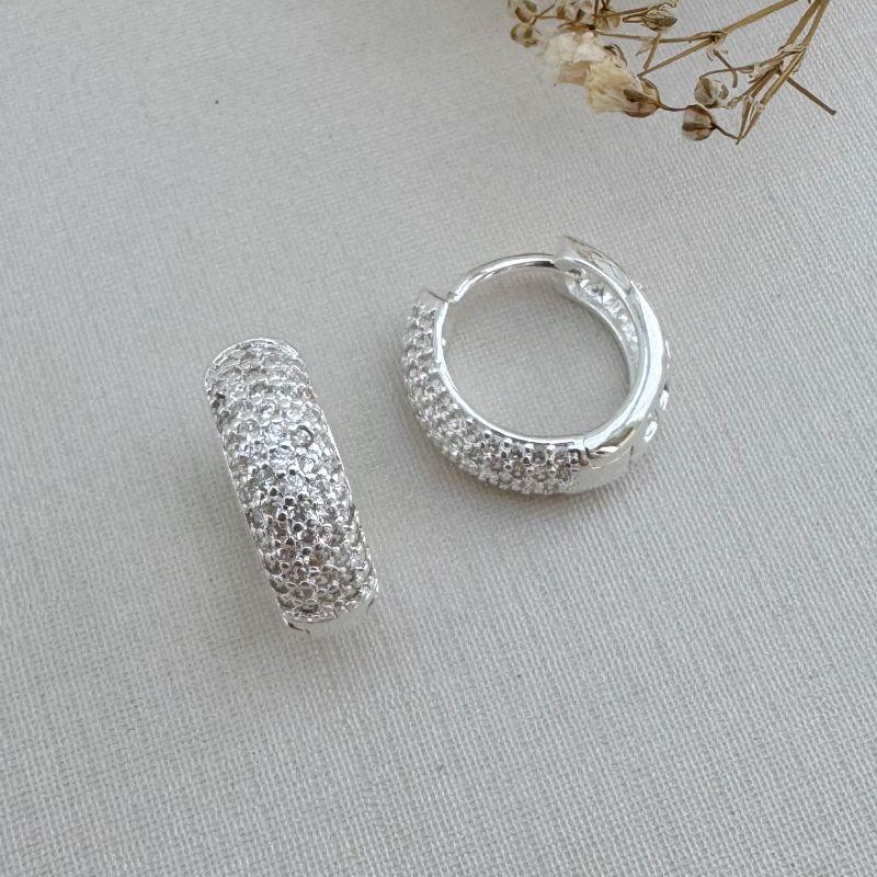 05.2906.1.S - (Tam. G) Argola estilo classica com frente cravejada e atras vazada em shamrock, trevo de quatro