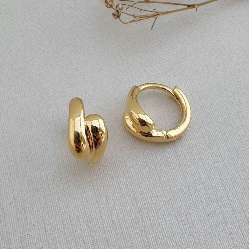 05.2907.0.O - Argola circular de frente com duas gotas invertidas lisas e atras mais fino