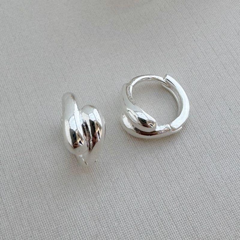 05.2907.0.S - Argola circular de frente com duas gotas invertidas lisas e atras mais fino