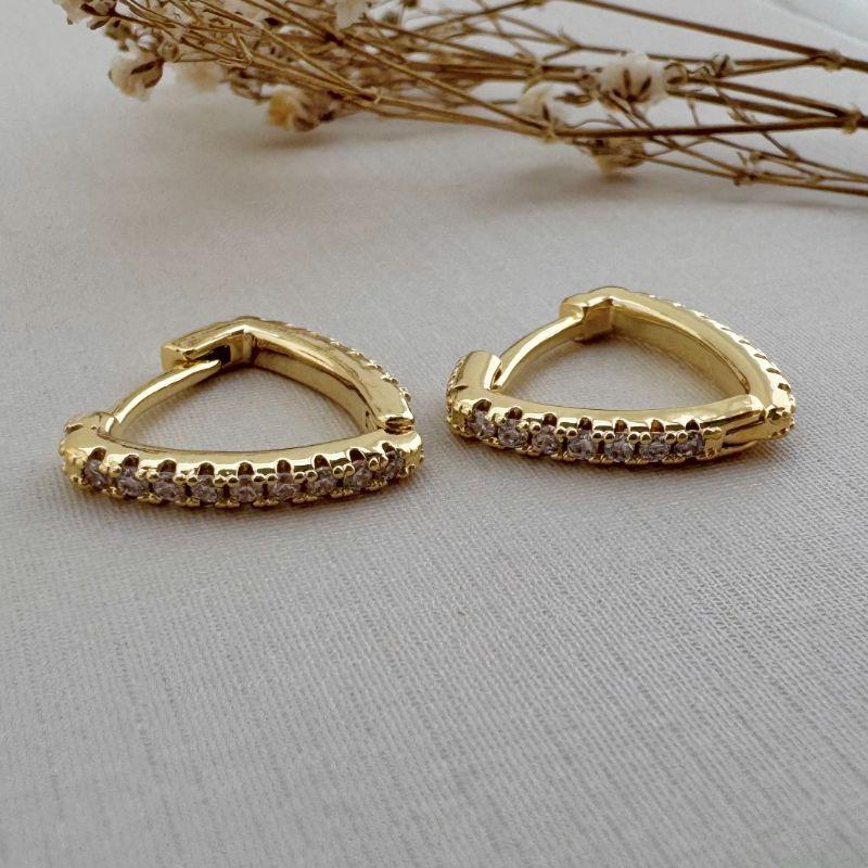 05.2909.1.O - Argola formato triangular de uma coluna cravejada frente e tras