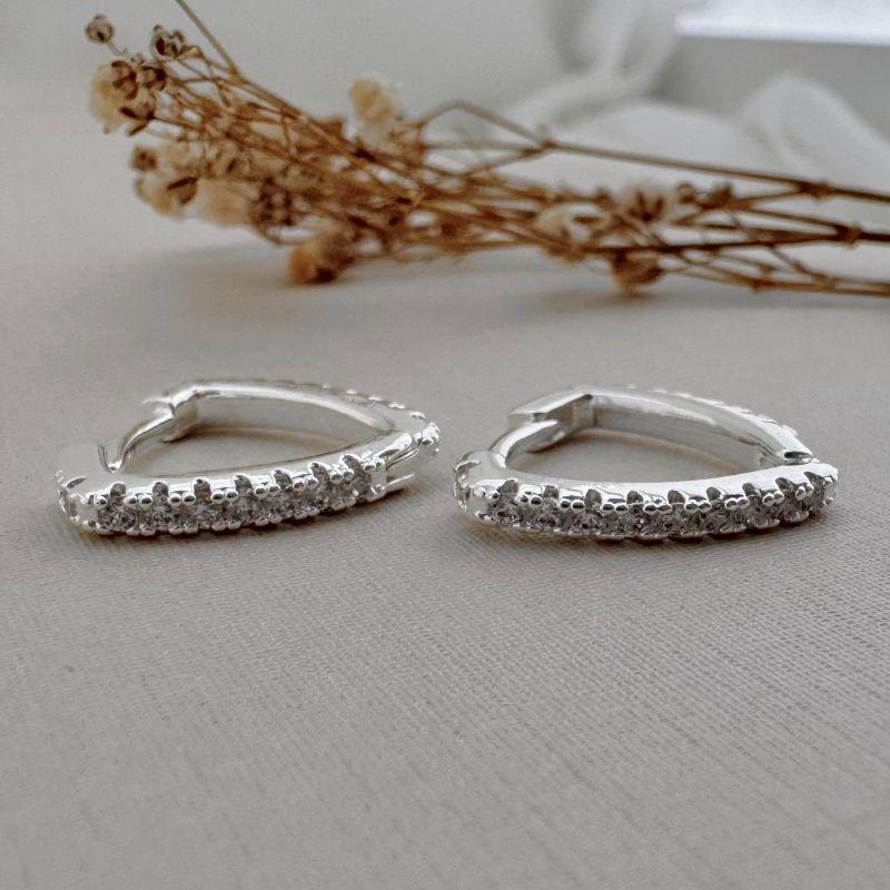 05.2909.1.S - Argola formato triangular de uma coluna cravejada frente e tras