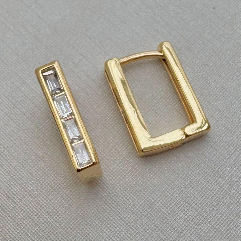 05.2910.1.O - (Tam. P) Argola quadrada com frontal de pedras retangulares com borda lisa