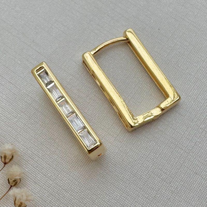 05.2911.1.O - (Tam. M) Argola quadrada com frontal de pedras retangulares com borda lisa