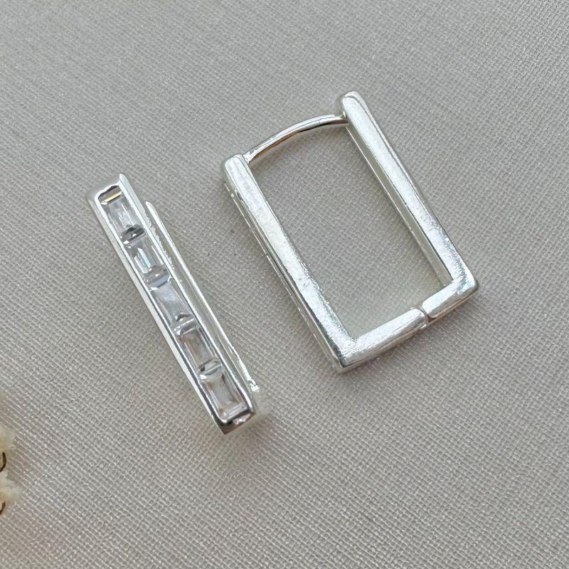 05.2911.1.S - (Tam. M) Argola quadrada com frontal de pedras retangulares com borda lisa