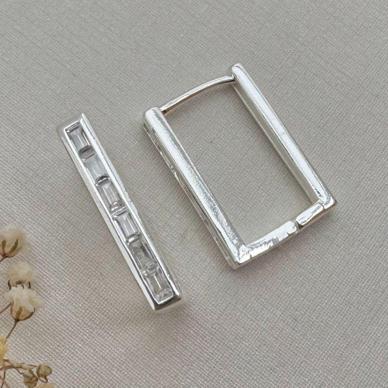 05.2912.1.S - (Tam. G) Argola quadrada com frontal de pedras retangulares com borda lisa