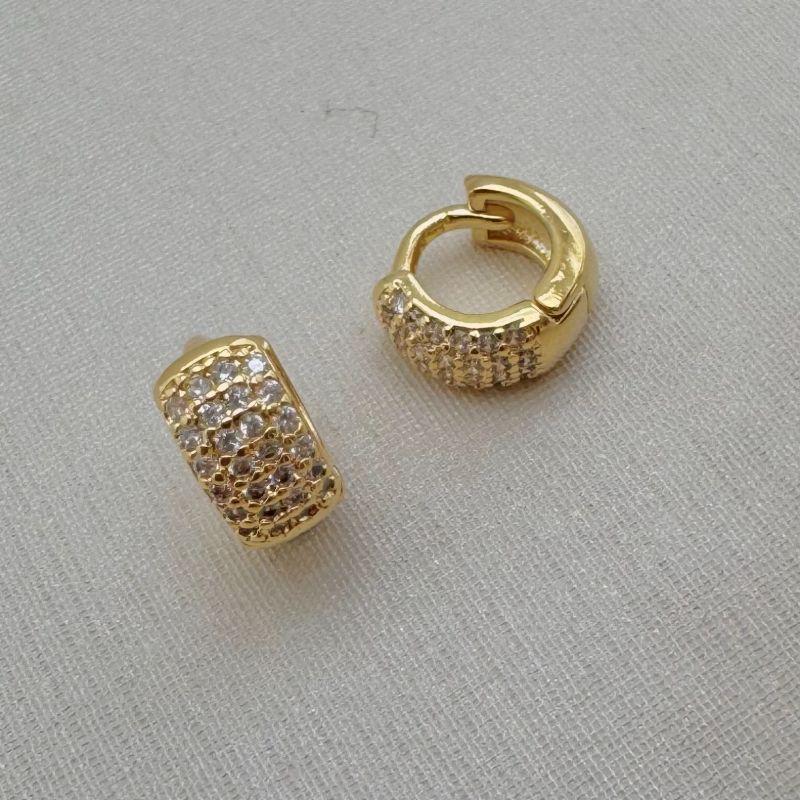 05.2913.1.O - (Tam. P) Argola estilo classica quatro colunas de cravação com parte de trás lisa