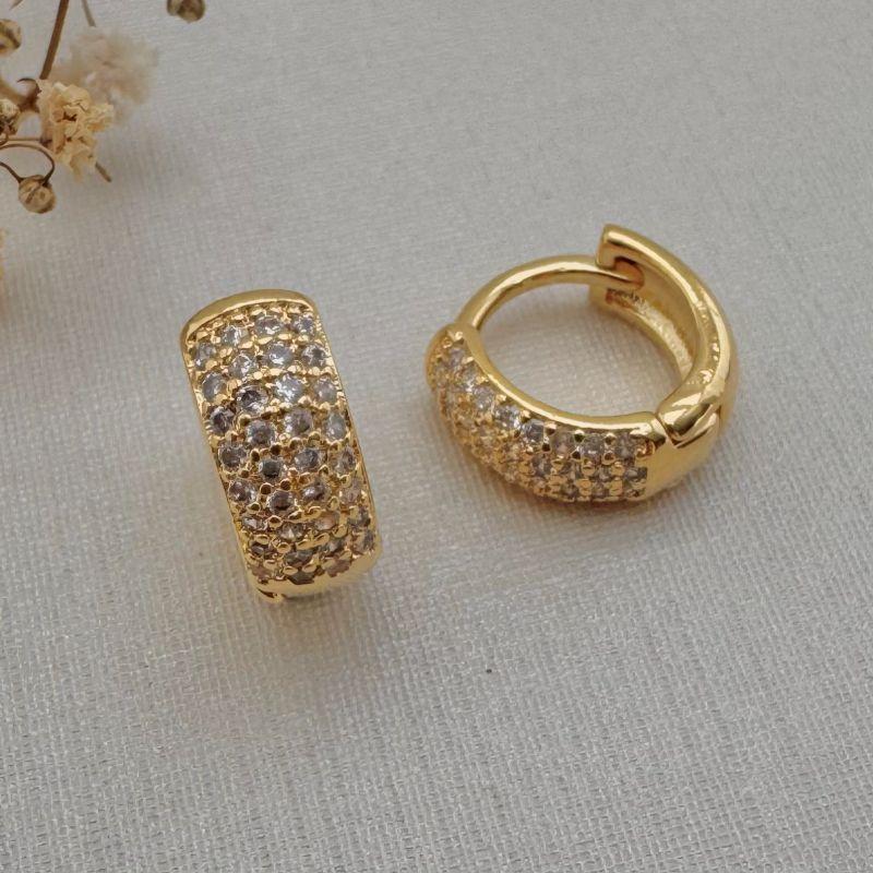 05.2914.1.O - (Tam. M) Argola estilo clássica quatro colunas de cravação com parte de trás lisa