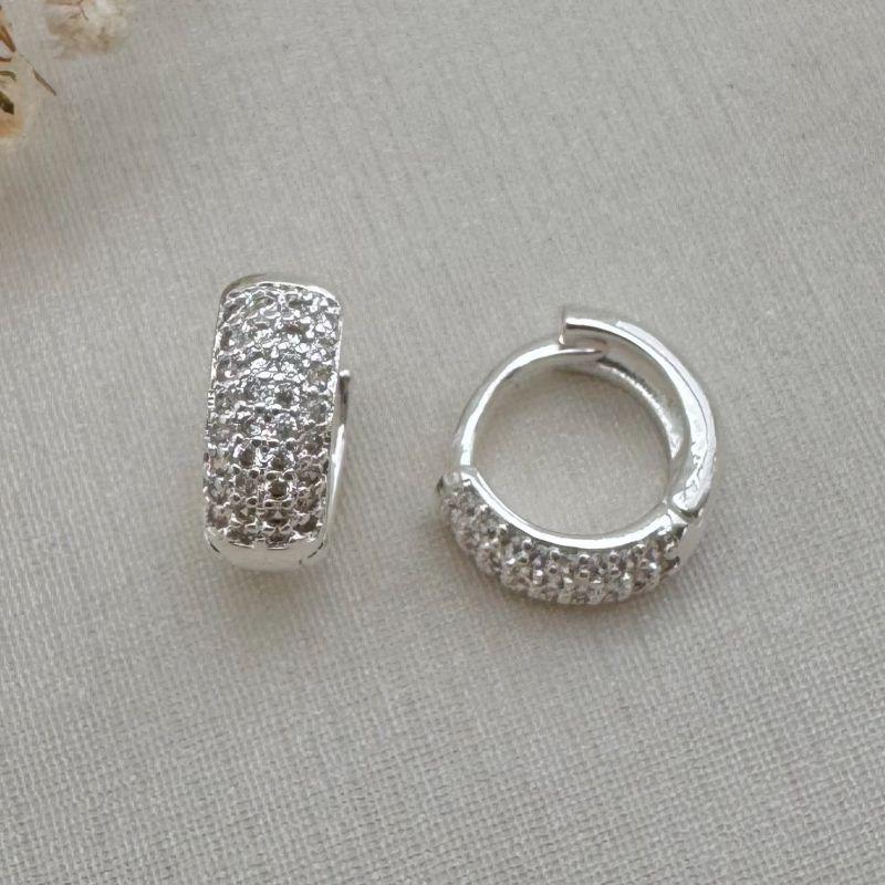 05.2914.1.S - (Tam. M) Argola estilo clássica quatro colunas de cravação com parte de trás lisa