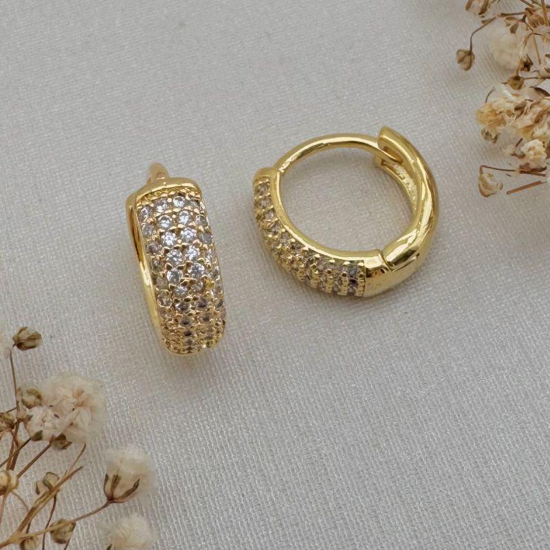 05.2915.1.O - (Tam. G) Argola estilo clássica quatro colunas de cravação com parte de trás lisa