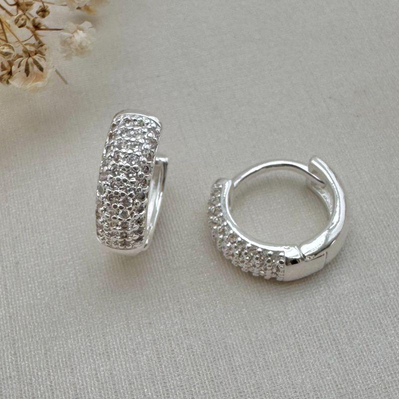 05.2915.1.S - (Tam. G) Argola estilo clássica quatro colunas de cravação com parte de trás lisa