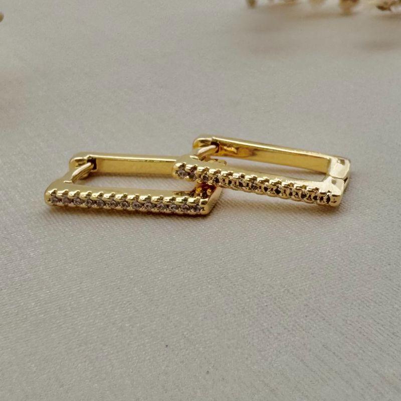 05.2916.1.O - (Tam. P) Argola retangular fina de uma coluna cravejada e atras lisa