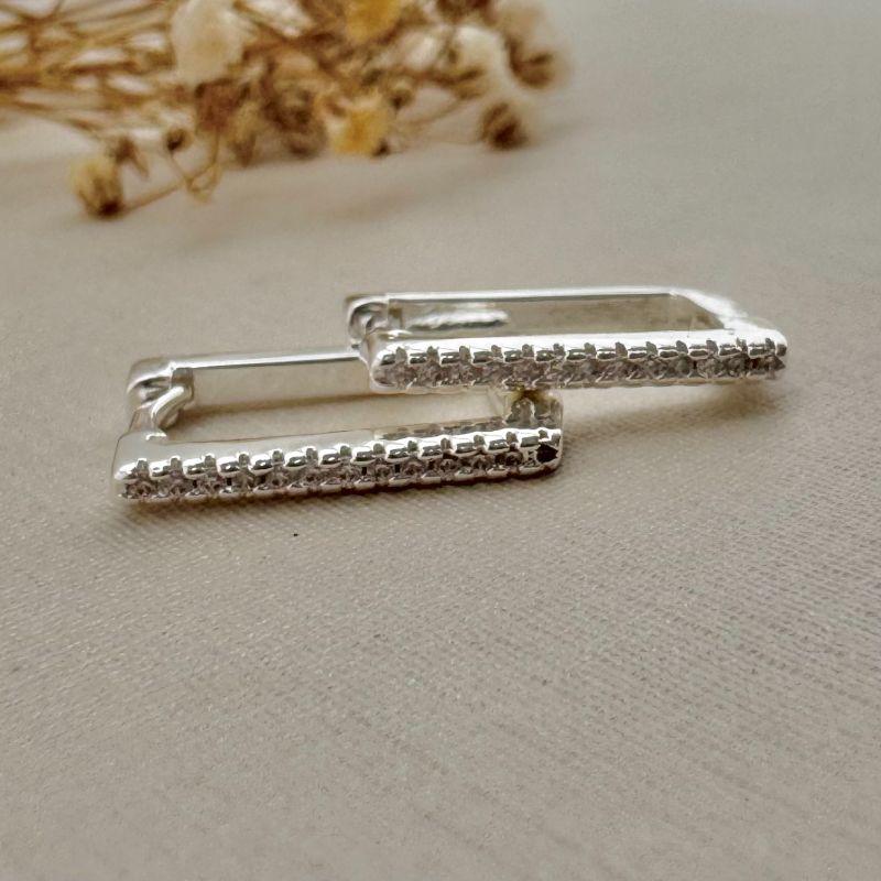 05.2916.1.S - (Tam. P) Argola retangular fina de uma coluna cravejada e atras lisa