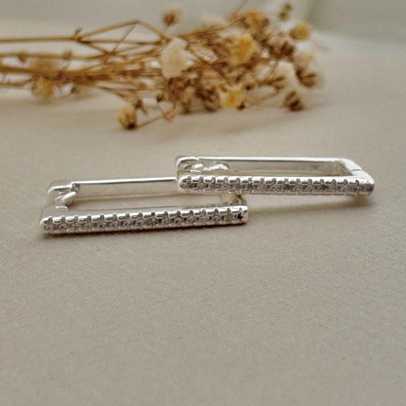 05.2917.1.S - (Tam. M) Argola retangular fina de uma coluna cravejada e atras lisa