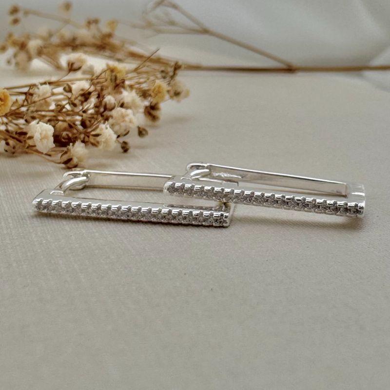 05.2918.1.S -  (Tam. G) Argola retangular fina de uma coluna cravejada e atras lisa