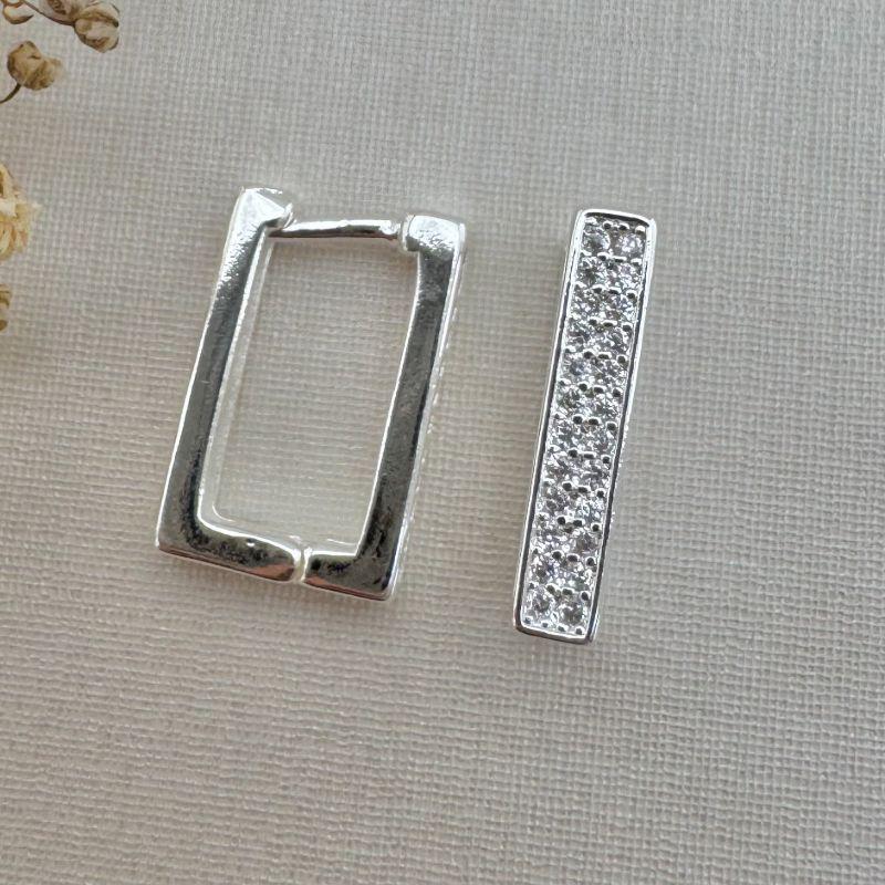 05.2920.1.S - (Tam. P) Argola retangular de duas colunas cravejadas com borda alta lisa