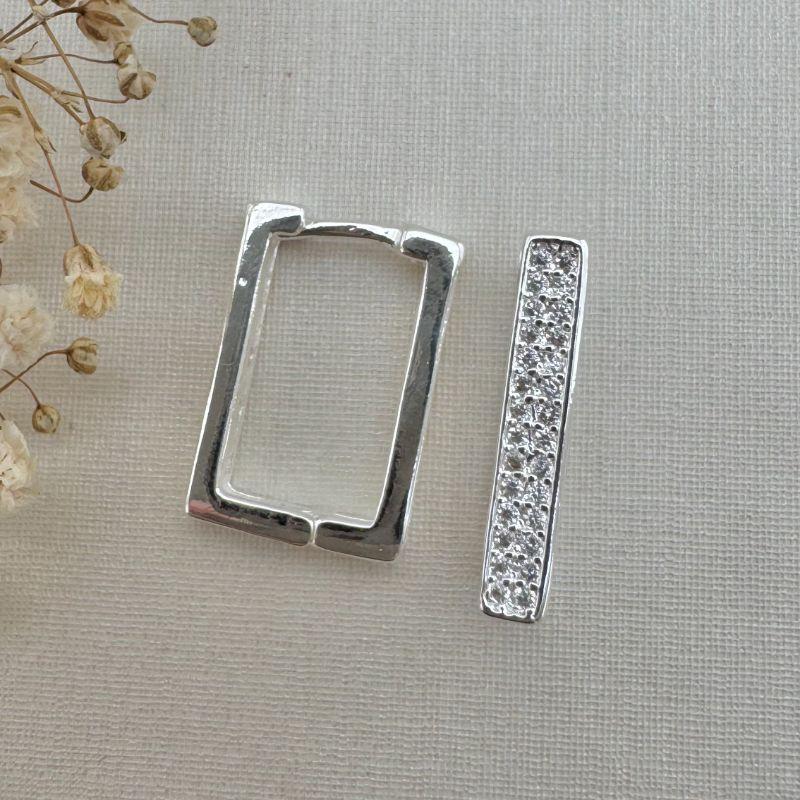 05.2921.1.S - (Tam. M) Argola retangular de duas colunas cravejadas com borda alta lisa