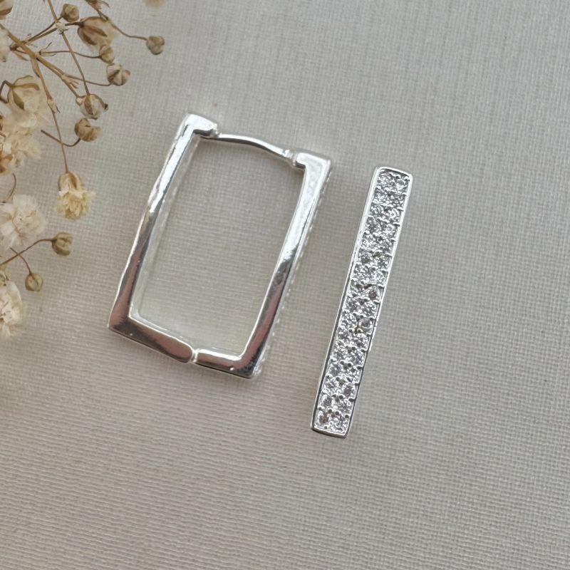 05.2922.1.S - (Tam. G) Argola retangular de duas colunas cravejadas com borda alta lisa