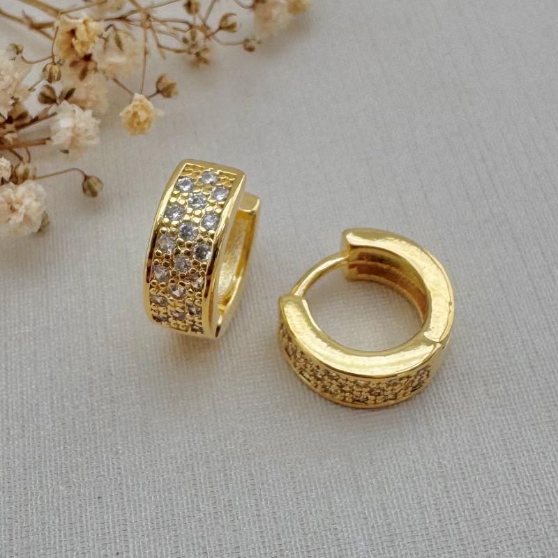 05.2924.1.O - (Tam. M) Argola retangular de duas colunas cravejadas com borda alta lisa